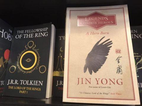英文版《射雕英雄传》（右）在伦敦书店出售 新华社记者 张代蕾/摄